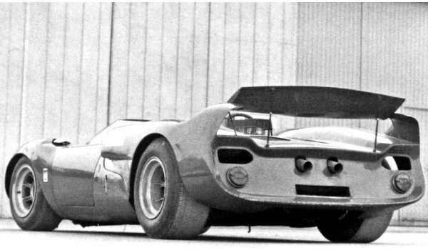 Automobile De Tomaso dans un atelier de Modène